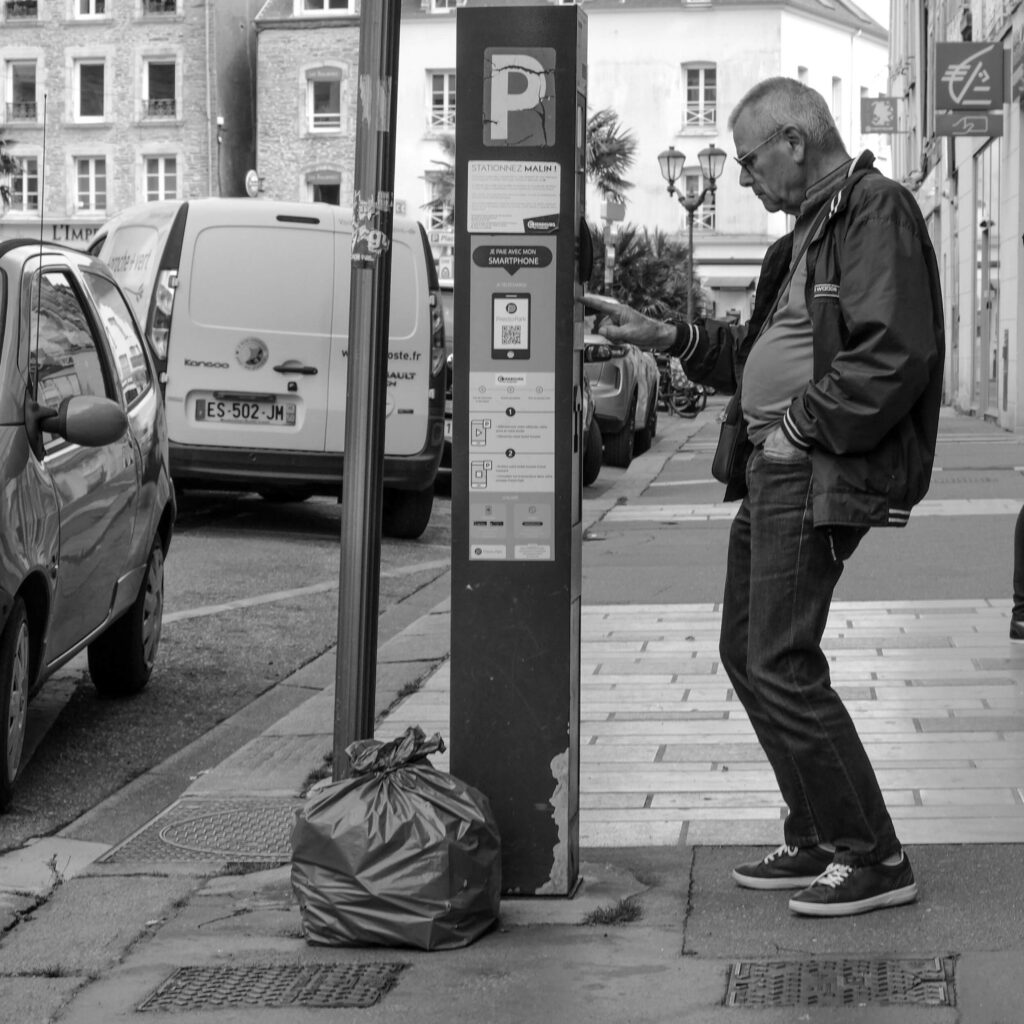 Photo de rue cherbourg devant horodateur